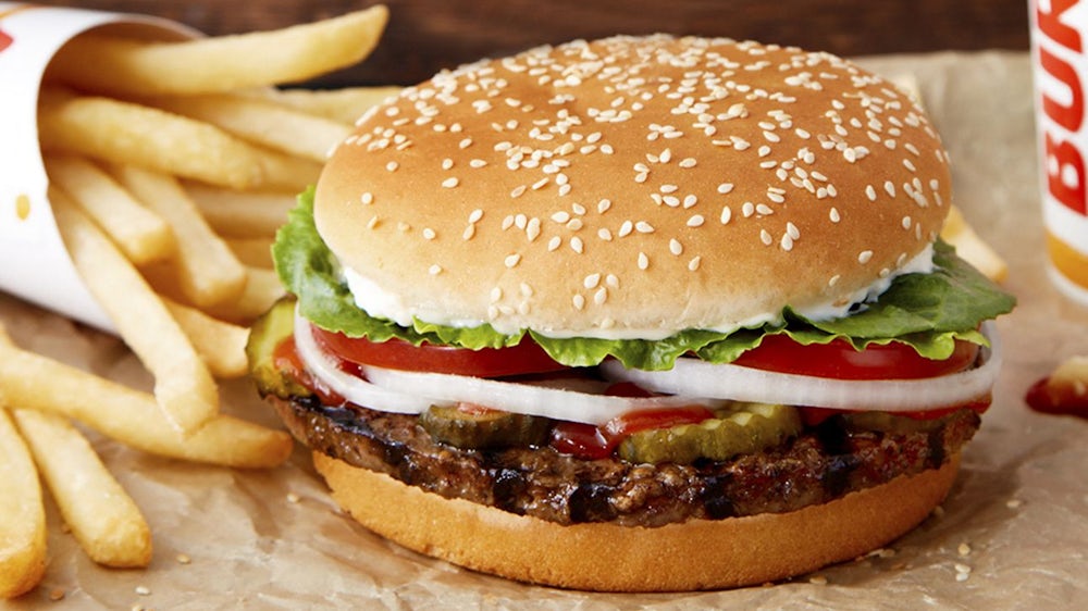 burger king verbessert den whopper nach kundenbeschwerden, um geschmack und qualität zu optimieren.