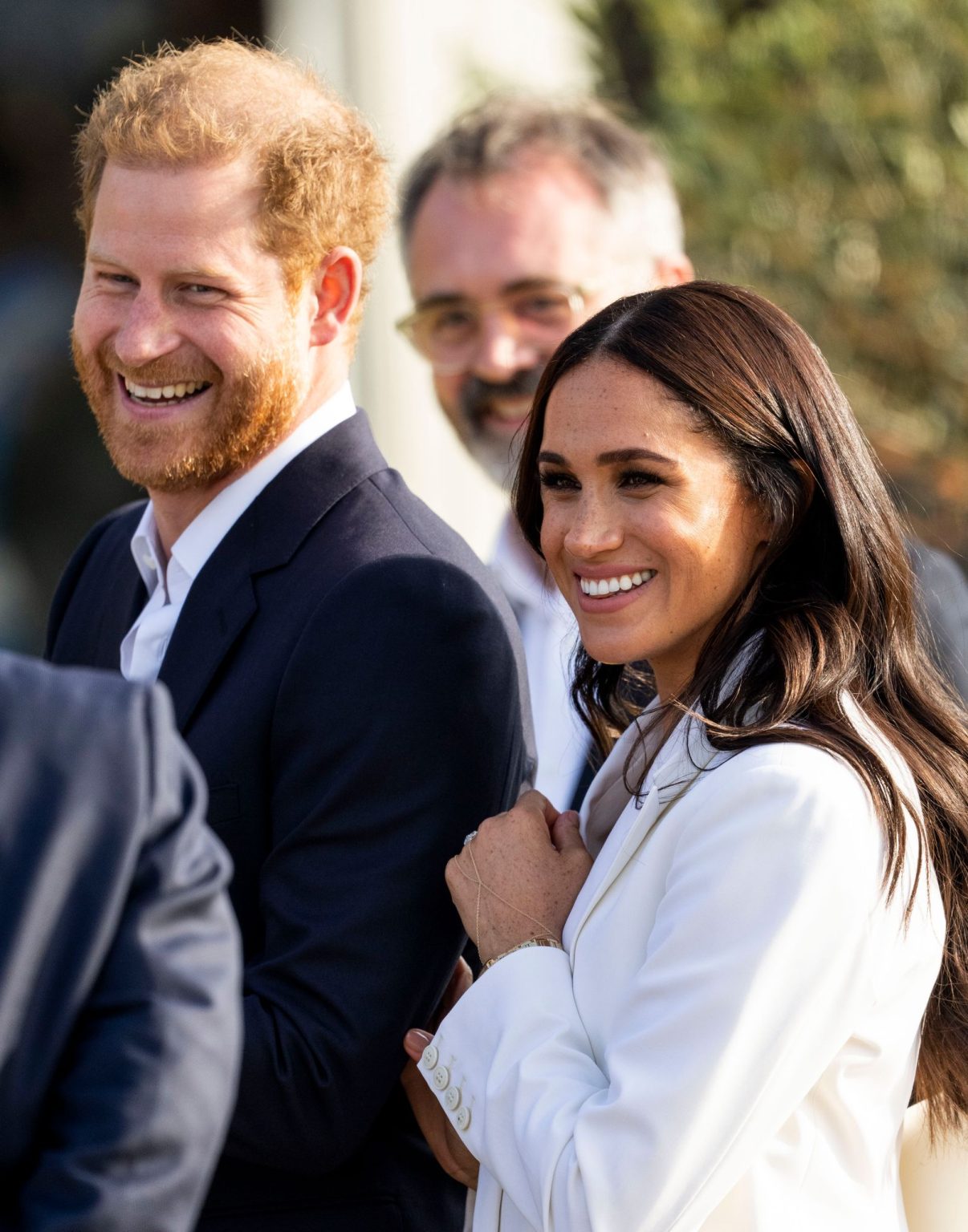 erfahren sie, wie meghan markle prinz harry in schwierigkeiten mit dem könig bringt und welche auswirkungen dies auf das königshaus hat.