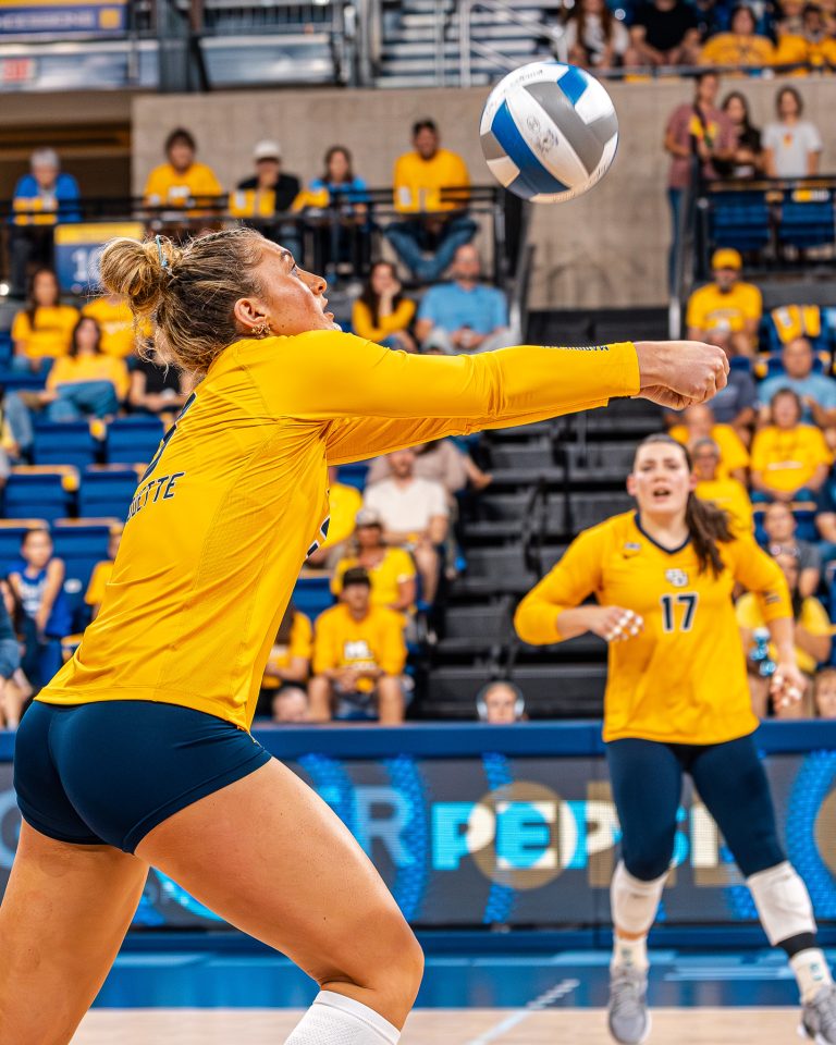 marquette volleyball heißt emi und tani juric herzlich willkommen – erfahren sie mehr über die neuen talente und ihre rollen im team.