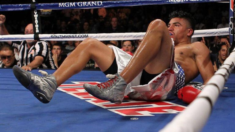 mayweather kämpft dreimal gegen erschöpfung – ein spannender rückblick auf seine herausforderungen und seinen unermüdlichen kampfgeist.