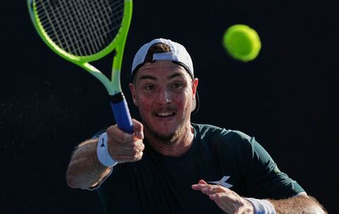 ein tennisstar wurde wegen spielmanipulation gesperrt. erfahren sie mehr über die hintergründe und die auswirkungen dieses skandals im profisport.